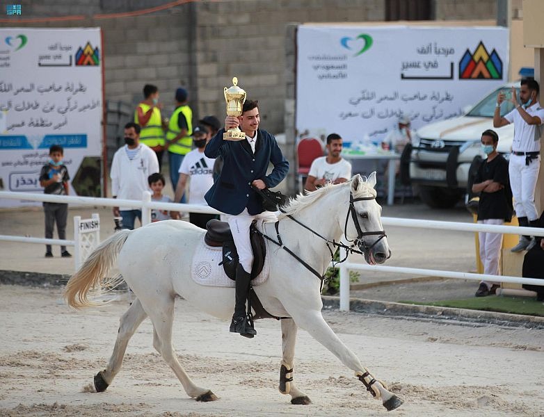 آل هادي يتوّج بطلًا لكأس أمير عسير لقفز الحواجز للعام الثالث على التوالي